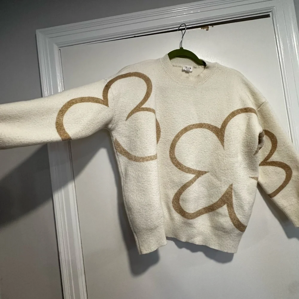 Le Lis Women’s small Cream Pullover Sweater Large Floral Daisy Outline Crew Neck